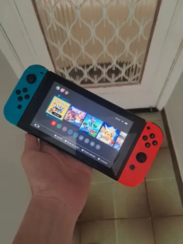 Nintendo Switch Original + Joy-Cons Azul e Vermelho - Usado