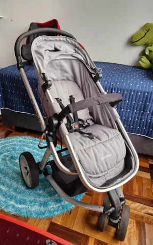 Carrinho de bebê Fischer Price c/ bebê conforto