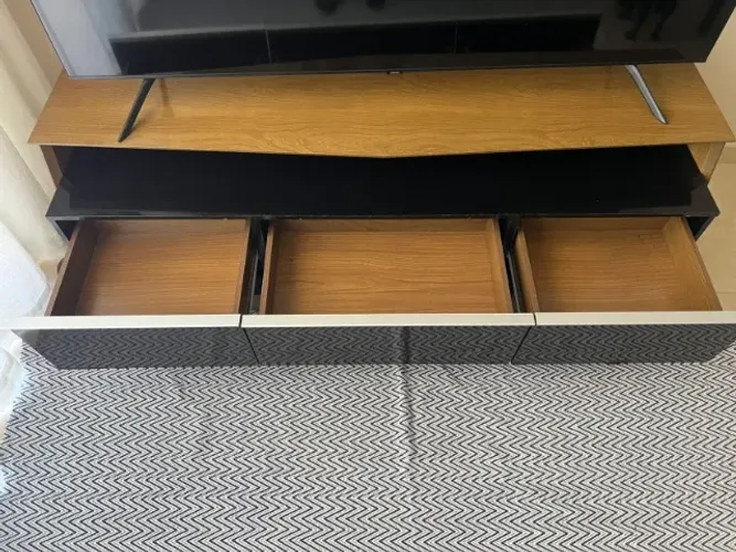Rack para Sala e TV Espaçoso com 3 Gavetas