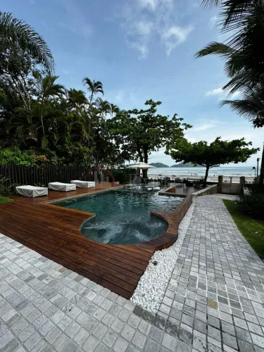 Incrível Casa Frente ao Mar em Condomínio na Praia de Juquehy!