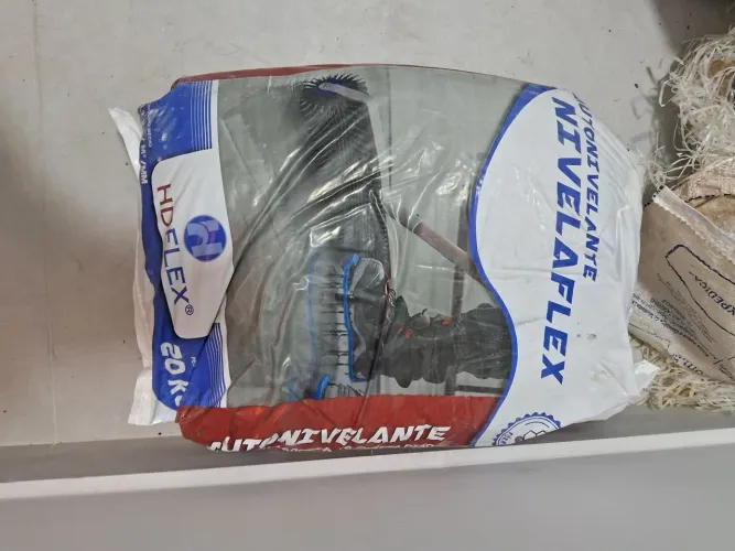 Saco de 20kg de massa autonivelante marca HD Flex para piso vinílico