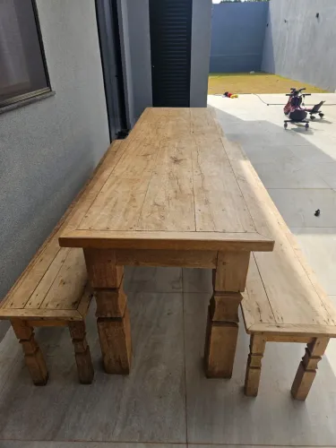 Mesa de Madeira com assentos 