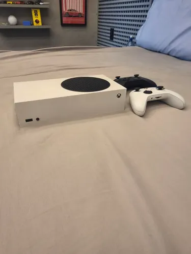 Xbox Series S com dois controles