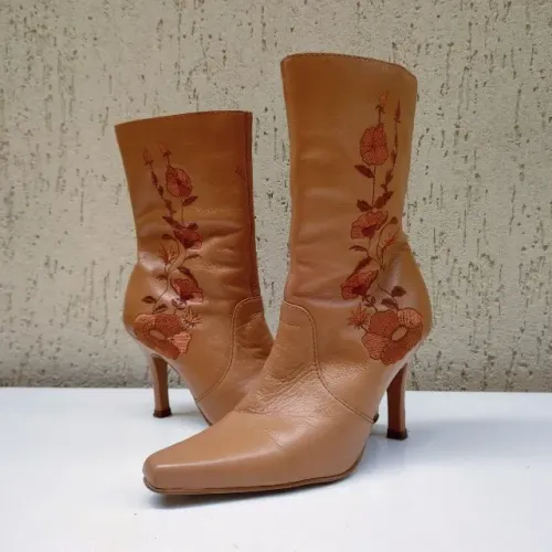 bota de couro caramelo | tam: 34 | bordada flores | lia line | bico fino salto fino marrom