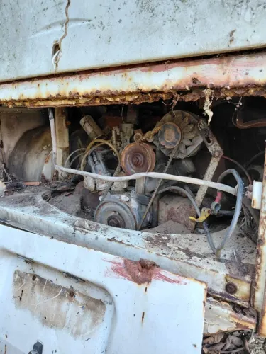 Kombi para retirar peças ela tem motor e caixa de mracha funcionando perfeitamente 