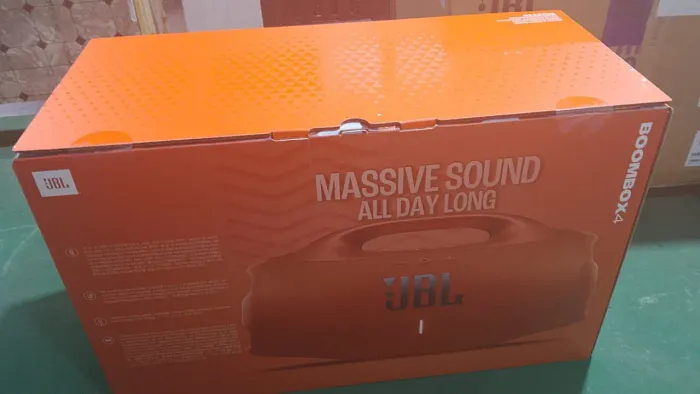 Caixa de som JBL muito potente e e nova 