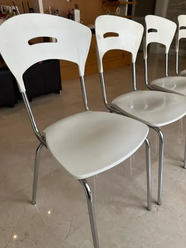 Conjunto de 5 cadeiras brancas com assento e encosto em polipropileno
