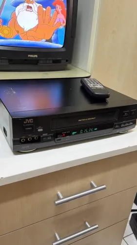 Videocassete JVC Hi-Fi 4 Cabeças com Controle Remoto - Funcionando