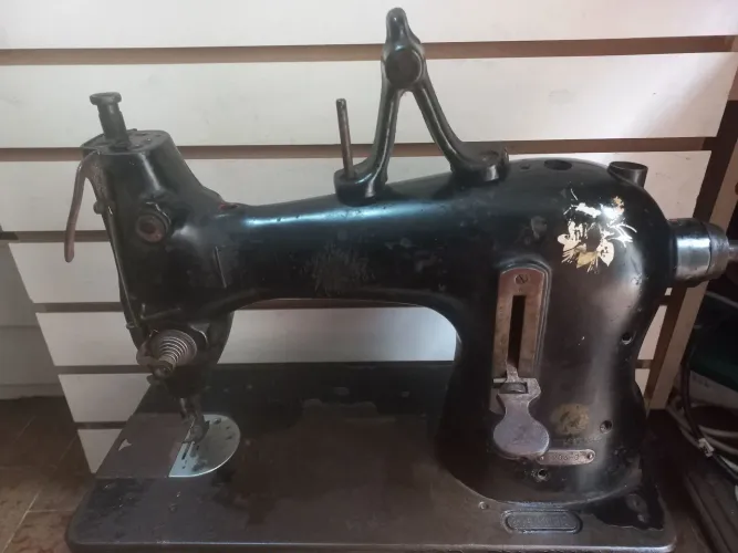 Antiga maquina de costura no estado para colecionadores