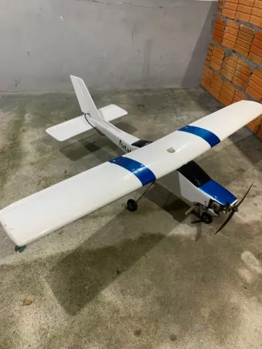 Aeromodelo treinador com envergadura de 1,55m todo em madeira balsa com motor glow 25