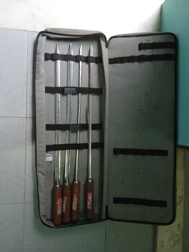 Conjunto com quatro espetos em aço inox, marca Tramontina.
