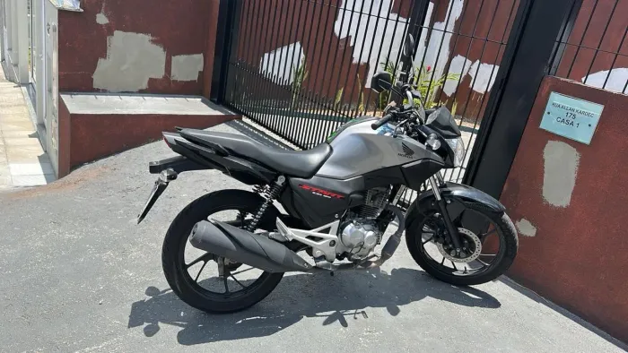 Vendo moto tá financiado pra quem que uma oportunidade pra trabalhar