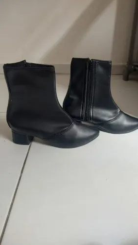 Bota Feminina Preta Cano Curto Salto Baixo - Ótimo Estado