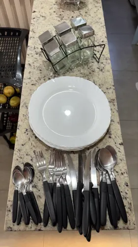 PRATOS PORCELANA / TALHERES TRAMONTINA / PORTA TEMPEIROS