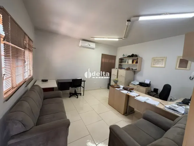 Casa comercial disponível para venda no bairro Granada em Uberlândia-MG