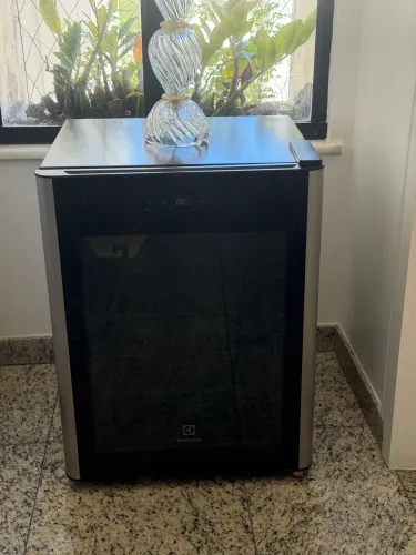 Adega de Vinho Climatizada Electrolux 24 Garrafas Uma Porta com Painel Digital (WSF24)
