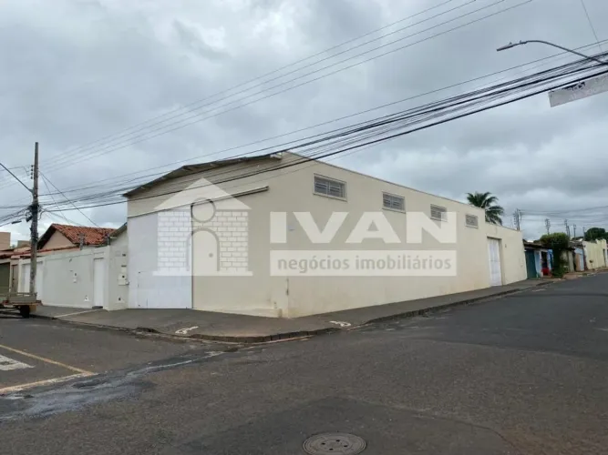 Barracões e casa à venda no Bairro Custódio Pereira