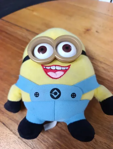 BONECO PELÚCIA MINIONS COM SOM E MUSICA MEU MALVADO FAVORITO. 