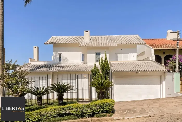 Casa Reformada com Piscina, 370m², 2 Suítes com Closet no Três Figueiras POA
