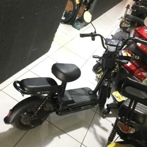 Scooter elétrica semi-nova