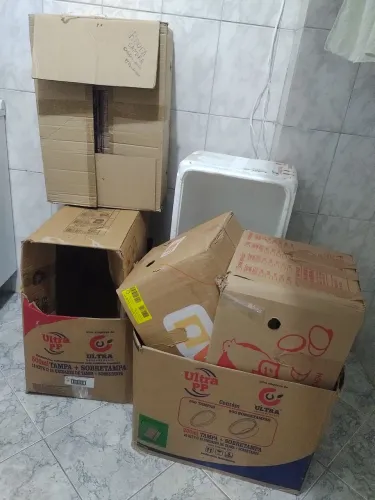 Doação de Caixas de papelão para arrumar mudança