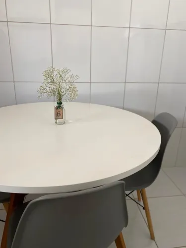 Mesa Redonda Tok&Stok Tave - 1,10 m | Branco com Pés em Madeira