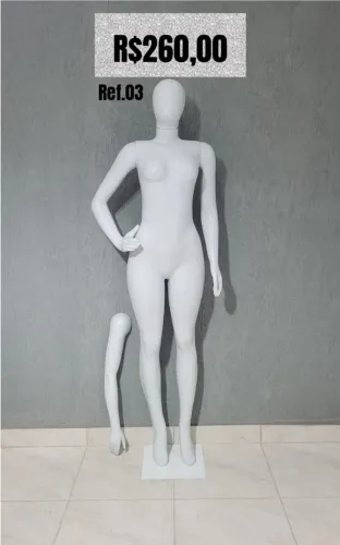 Manequim feminino com braço extra