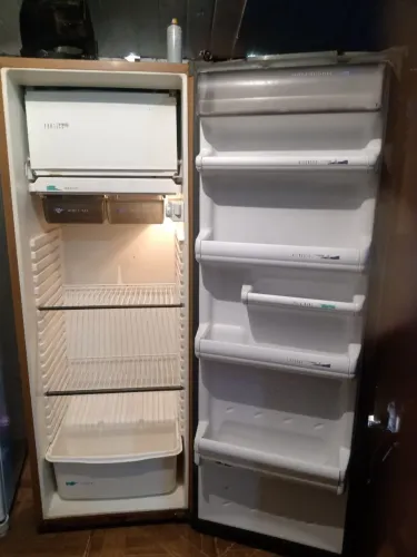 Vendo geladeira funcionando perfeitamente 