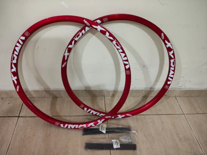 Vendo essas duas rodas aro 26 para freio a disco com jogo de raios pretos zero.