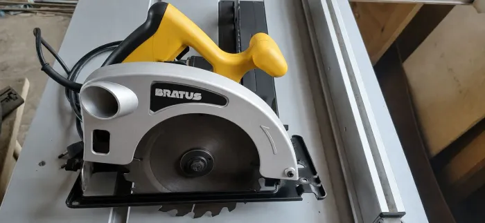 Serra circular Bratus. Motor muito forte, Ideal para montar uma Serra de bancada.