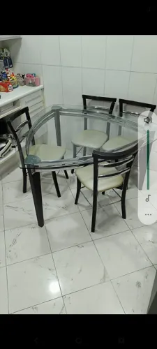 Mesa de jantar triangular gular