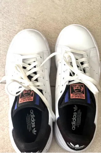Tênis adidas modelo Stan Smith 37
