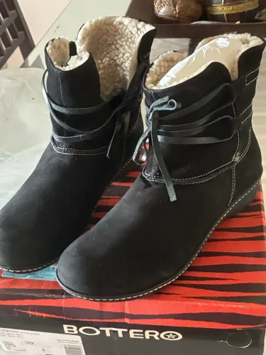 Bota cano curto, nova, numeração 39, preta
