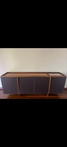 Aparador/Buffet de madeira com portas em couro + espelho