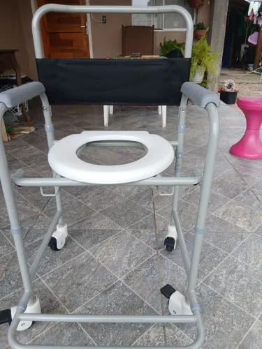 Cadeira de banho semi nova