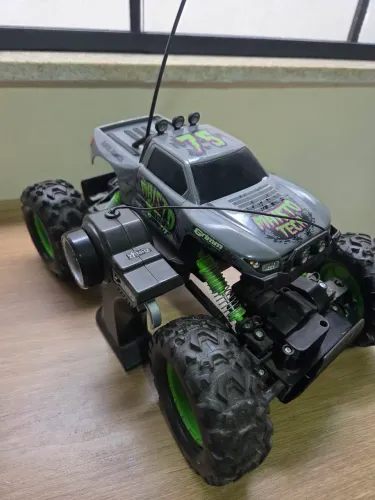 Carro controle remoto Rock Crawler cinza da marca Maisto Tech com tração 4x4