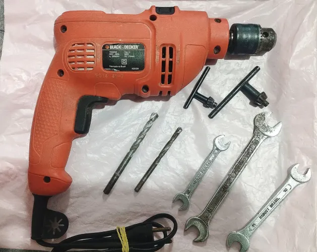 Furadeira Black e Decker 220W c/ mandril, 2 chaves e duas brocas 6 e 8" (funcionando!)