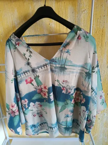 Camisa estampada em malha, G, gola V na frente e nas costas, manga em crepe na estampa.