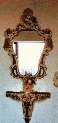 Espelho com moldura de gesso ornamentada + Aparador + Anjo