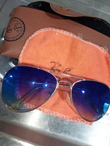 Vendo um óculos RAY-BAN novo top. Entrego
