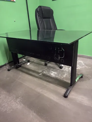 Mesa de escritório Metal + Tampo de Vidro com Tomadas