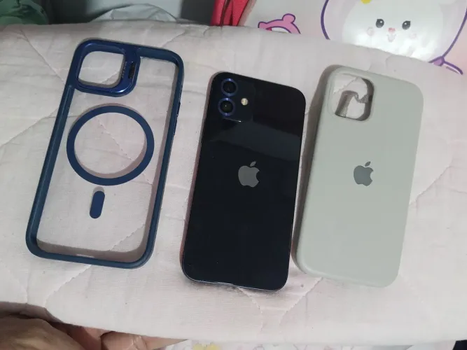 Vendo um iPhone 12 em perfeito estado acompanha duas capas carregador documento tudo