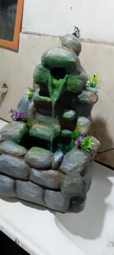fonte de água idêntico rocha natural