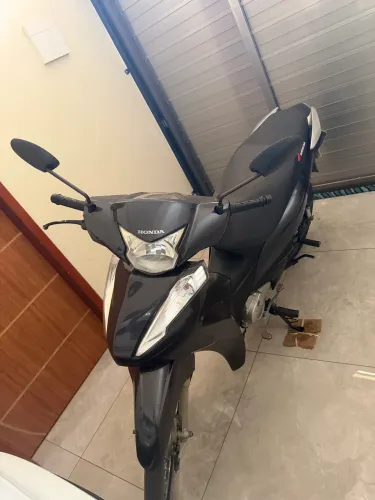 Vendo moto Honda bis 110, em dias, IPVA pago, no ponto de transferir 