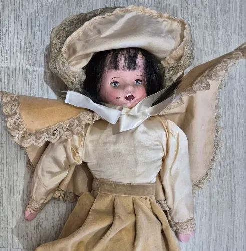 Antiga boneca de porcelana e tecido - 47cm