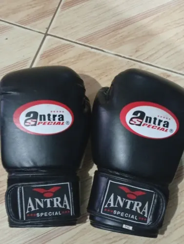 Luva para lutas, excelente recém comprado, dá marca "ANTRA SPECIAL"