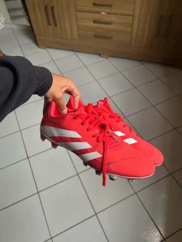 Chuteira adidas usada 4 vezes