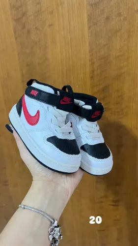 NIKE COURT BOROUGh
