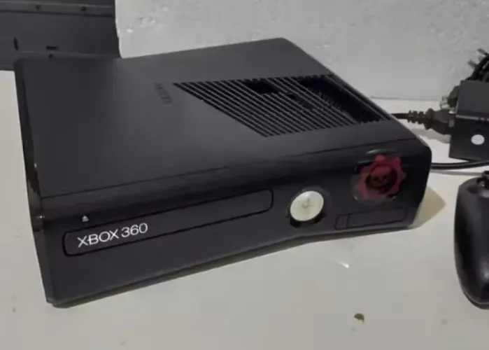 Vendo Xbox 360 com 2 controles e um HD com 22 jogos dentro
