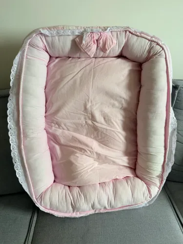 Ninho para bebê rosa com nuvens